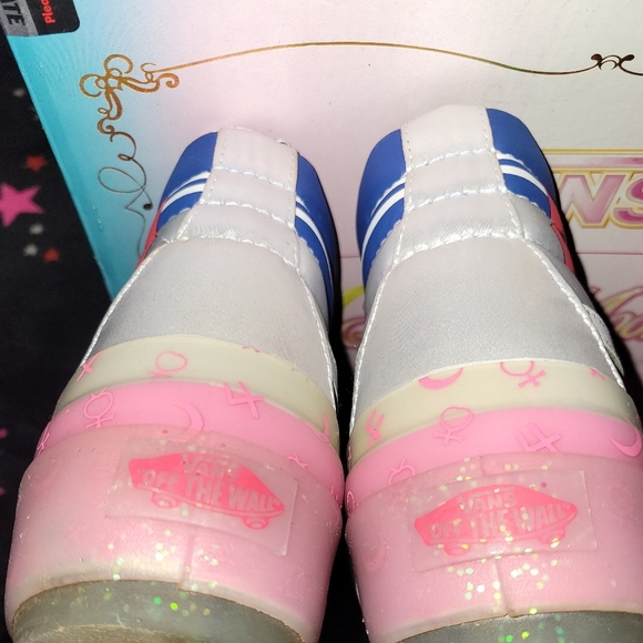 GUC VANS X SAILOR MOON LIMITED EDITION SHOES (6) - Picture 5 of 8